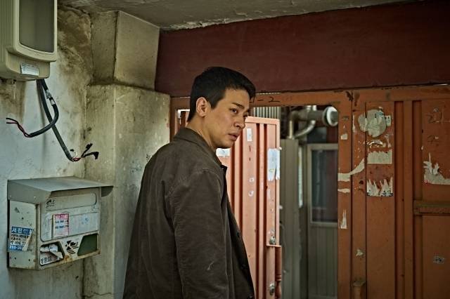 박정민은 영화 '얼굴'에서 1인 2역으로 나온다. 전각 장인의 젊은 시절과 그의 아들로 놀라운 연기를 선보였다. 제작사 제공