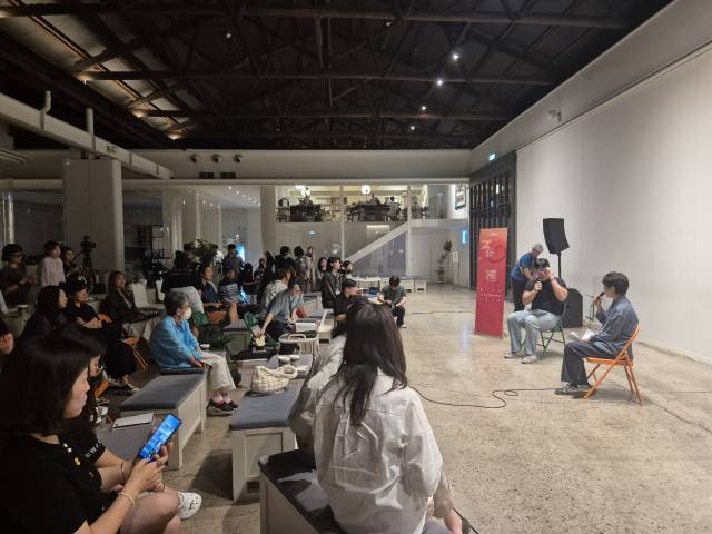 19일 오후 7시 30분 부산 영도구의 카페 모모스커피 영도 로스터리 앤 커피바에서 열린 동네방네비프에서 최정은(무대 오른쪽) 바리스타가 영화와 커피에 대해 이야기를 하고 있다. 김동우 기자 friend@