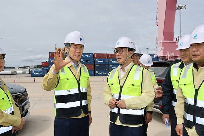 ▲ 포항시와 해양수산부가 19일 합동으로 영일만한 숙박 크루즈 운영지원 현장을 점검했다. 왼쪽부터 이강덕 포항시장, 전재수 해양수산부 장관.