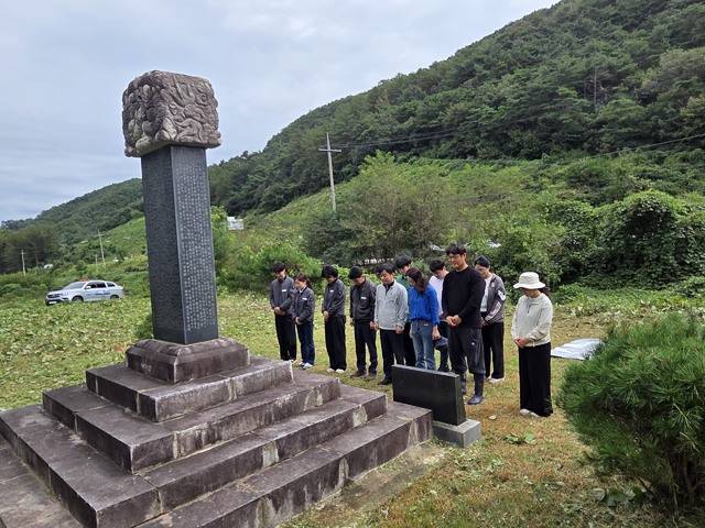 대구 군위군 기획감사실과 삼국유사면 직원들이 지난 19일, 삼국유사면 소재 독립 운동가 허석 기념주적비 주변 환경정비 봉사활동을 마치고 참배를 했다. 군위군 제공