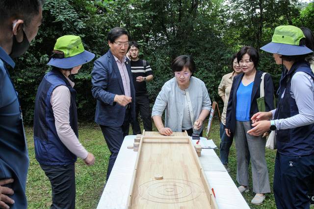 지난 19일 한국산림복지전문업협회가 경북도 환경연수원에서 개최한 숲페어 행사에 참석한 내빈들이 나무컬링놀이에 흠뻑 빠져있다. 한국산림복지전문업협회 제공
