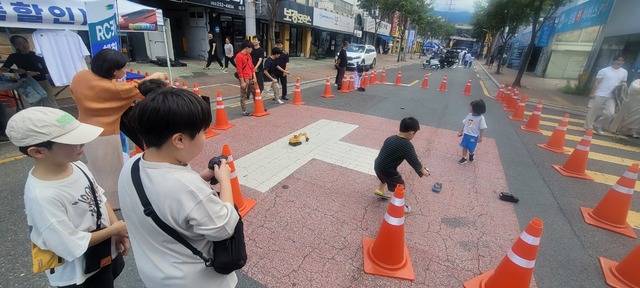 대구지역 대표 자동차축제인 '2025 대구스트리트 모터페스티벌'이 20일 중구 남산동 자동차부속골목에서 열린 가운데 어린이들이 RC카 체험존에서 RC카를 조종하고 있다. 권영진 기자