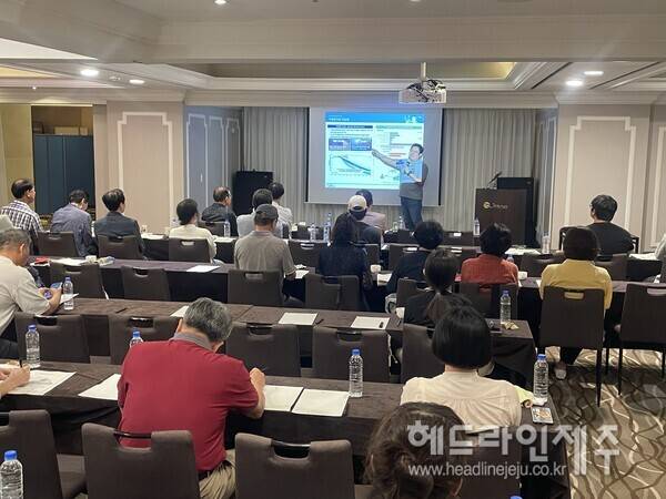 분산에너지 대응과제에 대해 강연을 하고 있는&nbsp;한국에너지기술연구원(KIER) 김한기 실장.