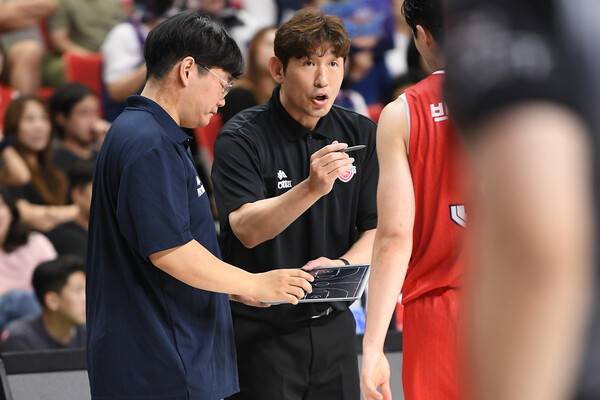 현대모비스 양동근 감독이 KCC전에서 작전 지시를 하고 있다. 사진 | KBL