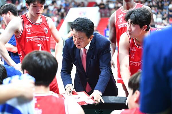 정관장을 맡게 된 유도훈 감독이 소노전에서 작전 지시를 하고 있다. 사진 | KBL