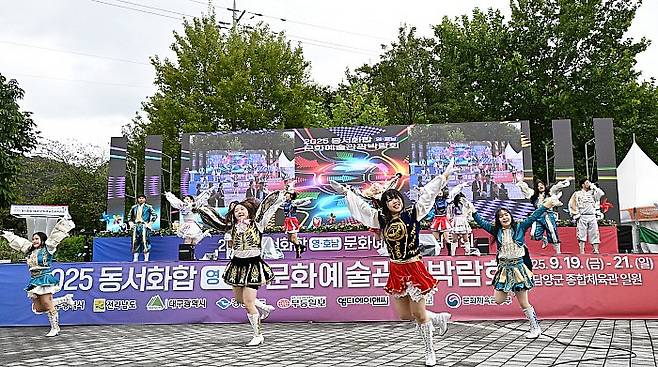 수도권 일극체제 극복에 힘을 모으고 동서 화합을 염원하기 위해 마련된 '2025 영호남 문화예술관광박람회'(이하 박람회) 전남 행사가 지난 19일부터 21일까지 진행된다. 지난해에 이어 두 번째인 이번 박람회의 전남 행사는 생태관광도시 1번지 담양군에서 열렸다. 20일 오전 담양군의 죽녹원 바로 앞 특설 무대에서 진행된 이번 행사는 무등일보와 영남일보가 주최·주관하고, 광주시·전남도·대구시·경북도가 후원한 박람회에는 영·호남 50여 지자체와 기관·단체가 참여해 80여 개 홍보부스를 운영했다. 개막식은 식전 공연을 시작으로 국민의례, 내빈 소개, 축사, 퍼포먼스, 부스 라운딩 순으로 진행됐다. 죽녹원을 찾은 많은 관광객과 지역민, 그리고 행사를 위해 광주·전남과 대구·경북에서 온 참가자들이 전남행사에 함께해 성황을 이뤘다. 사진은 이날 개막식에서 행사 축하공연을 하고 있는 호남대·대구대 연합 응원단의 치어리딩 퍼포먼스