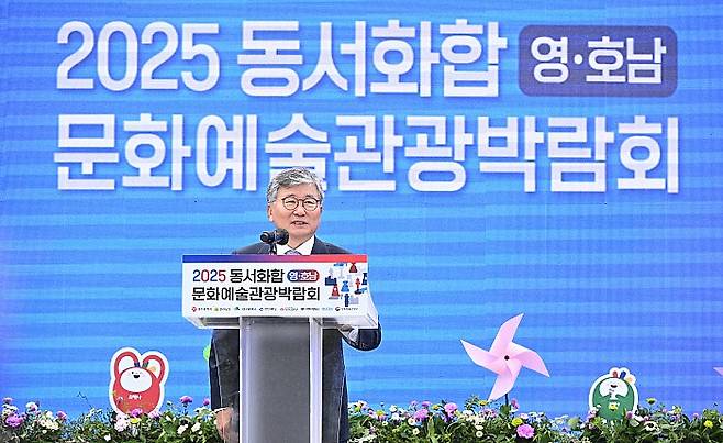 조덕선 SRB무등일보 회장이 20일 오전에 열린 '2025 영호남 문화예술관광박람회' 전남행사 개막식에서 환영사를 하고 있다.