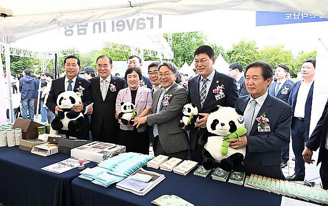 20일 오전에 열린 '2025 영호남 문화예술관광박람회' 전남행사 개막식에 참가한 내빈들이 참여 부스를 돌며 관람하고 있다.