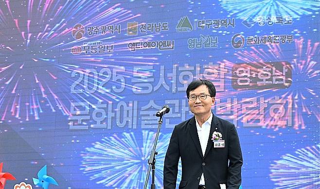김종석 SRB무등일보 사장이 20일 오전에 열린 '2025 영호남 문화예술관광박람회' 전남행사 개막식 개막을 선언 후 참가자들에게 인사하고 있다.