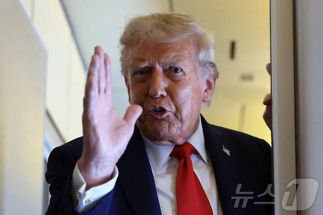 도널드 트럼프 미국 대통령이 18일(현지시간) 영국 국빈 방문을 마치고 귀국하는 전용기 에어포스원 안에서 기자들의 질의에 답하고 있다. 2015.09.18 ⓒ 로이터=뉴스1 ⓒ News1 최종일 선임기자