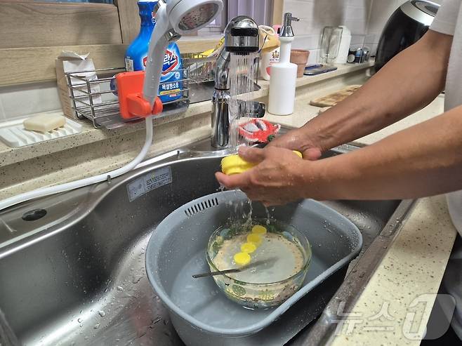 강원 강릉지역 저수조 용량 100톤 이상 아파트 113곳에 대한 시간제 제한급수가 풀린 19일 저녁 강릉 회산동의 한 아파트 주민이 수돗물을 이용해 설거지를 하고 있다. 2025.9.19/뉴스1 ⓒ News1 윤왕근 기자