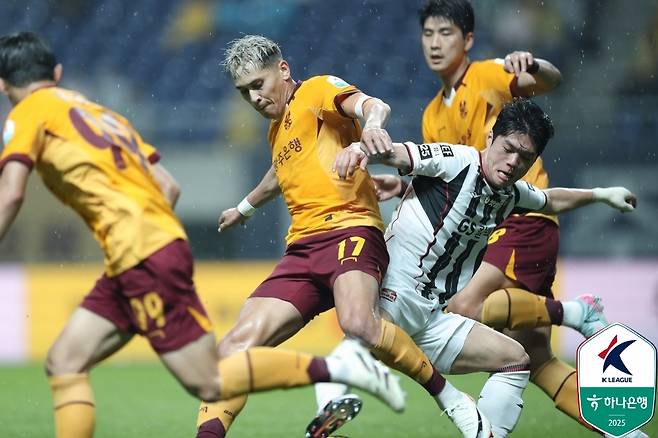 앞서 광주와의 맞대결 5연패를 벗어났다는 것은 반갑다. 하지만 아직 갚아야 할 빚이 많다. (한국프로축구연맹 제공)