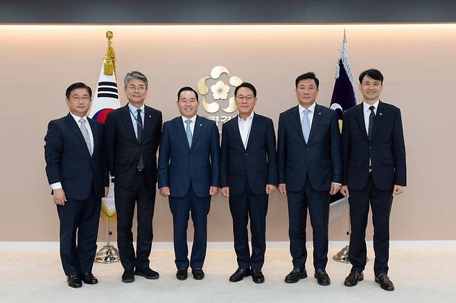 제18회 경호처장기 전국사격대회 성공개최 협의를 위해 대통령경호처를 방문한 대한사격연맹 회장단. 박관천 대통령경호처 정책관, 박정상 대한사격연맹 사무처장, 강연술 대한사격연맹 회장, 황인권 대통령경호처장, 신동욱 대한사격연맹 대외협력관, 신호태 대한사격연맹 행정감사겸 충북사격연맹회장(왼쪽부터)(대한사격연맹 제공)