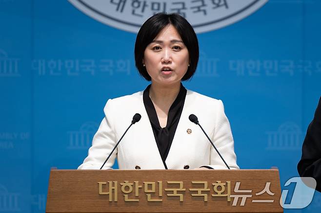 백승아 더불어민주당 원내대변인이 지난 19일 서울 여의도 국회 소통관에서 브리핑하고 있다. 2025.9.19/뉴스1 ⓒ News1 유승관 기자