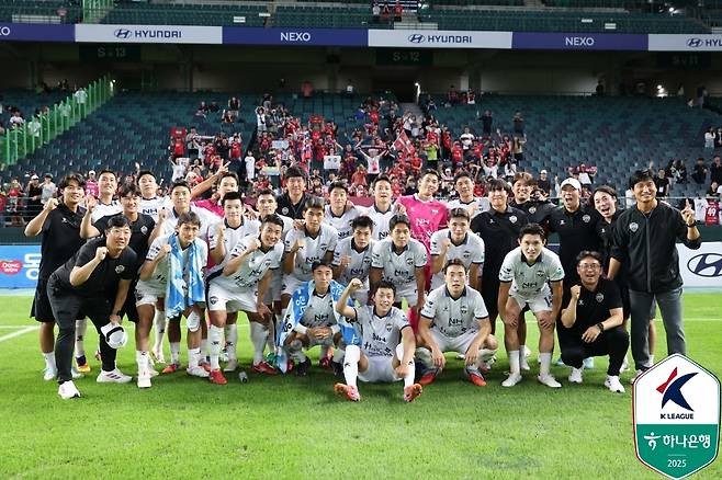 김천 상무가 전북 원정에서 2-1로 승리, 전북 조기 우승에 고춧가루를 뿌렸다.(한국프로축구연맹 제공)