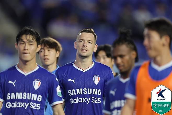 경남에 패한 뒤 아쉬워하는 수원(한국프로축구연맹 제공)