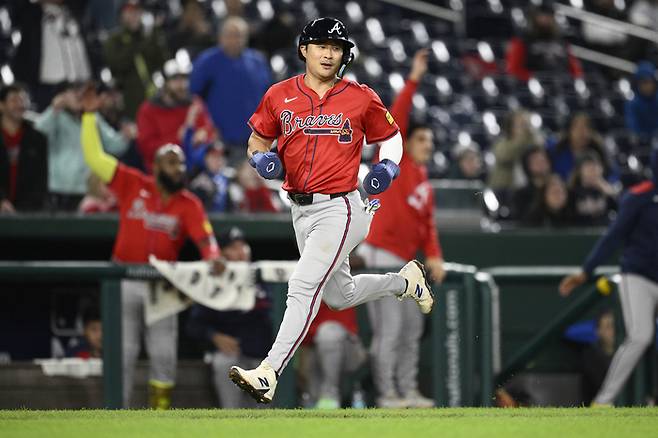 애틀랜타 김하성이 17일(한국시간) 미국 워싱턴 D.C. 내셔널스 파크에서 열린 2025 메이저리그(ML) 워싱턴과 경기에서 득점하고 있다. 사진 | 워싱턴=AP연합뉴스