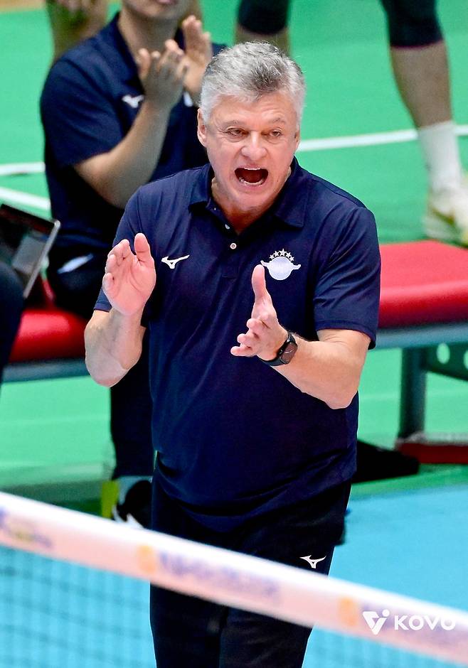 헤난 감독. 사진 | 한국배구연맹