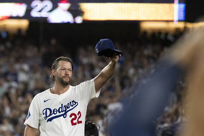 LA 다저스 클레이[튼 커쇼가 20일(한국시간) 미국 캘리포니아주 LA 다저 스타디움에서 열린 2025 메이저리그(ML) 샌프란시스코전에서 5회 1사 후 마운드에서 내려오면서 모자를 벗고 관중들에게 인사하고 있다. 사진 | LA=AP연합뉴스