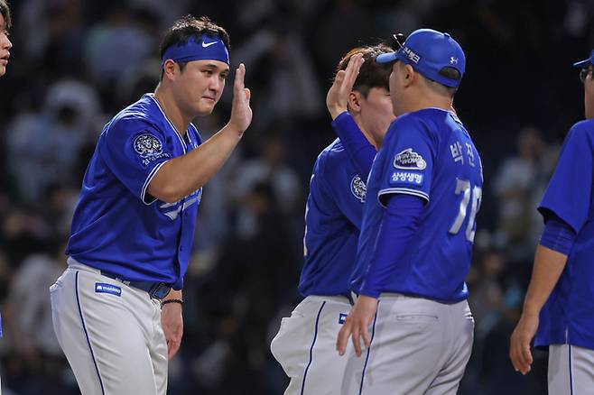 삼성 최원태(왼쪽)가 18일 창원NC파크에서 열린 2025 KBO리그 NC전 승리 후 박진만 감독과 하이파이브 하고 있다. 사진 | 삼성 라이온즈