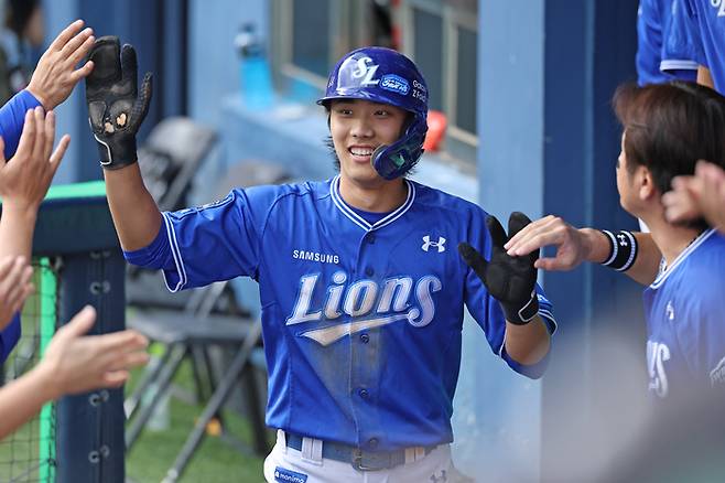 삼성 이재현이 20일 잠실구장에서 열린 2025 KBO리그 LG전에서 1회초 볼넷으로 출루한 후 구자욱 적시타 때 홈에 들어온 뒤 더그아웃에서 동료들과 하이파이브 하고 있다. 사진 | 삼성 라이온즈
