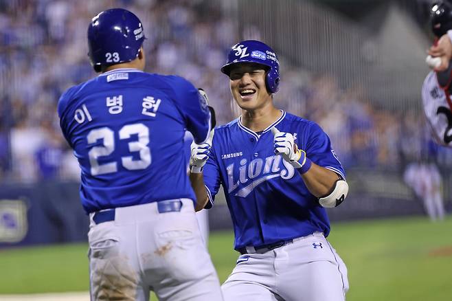 삼성 이성규(오른쪽)가 20일 잠실구장에서 열린 2025 KBO리그 LG와 경기에서 8회초 좌월 투런 홈런을 때린 후 홈에 들어와 이병헌과 하이파이브 하고 있다. 사진 | 삼성 라이온즈