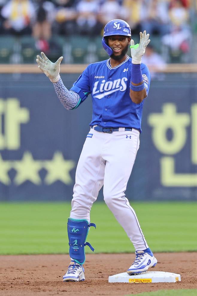 삼성 디아즈가 20일 잠실구장에서 열린 2025 KBO리그 LG와 경기에서 2회초 적시 2루타를 때린 후 세리머니를 하고 있다. 사진 | 삼성 라이온즈