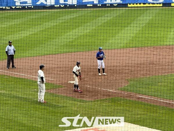 지난 19일 오전 11시 서울 송파구 잠실야구장에서 열린 연세대와의 '2025 정기 고연전' 야구 경기에 임하고 있는 유정택(가운데). /사진(잠실)=강의택 기자