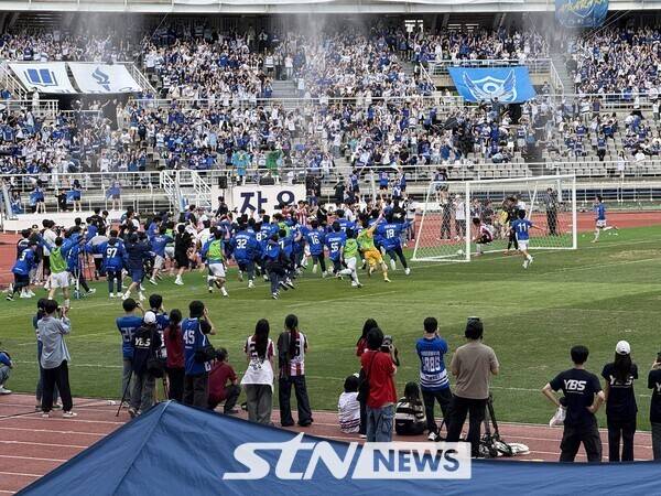 20일 고양종합운동장에서 열린 '2025 정기 고연전' 축구에서 연세대 선수단이 득점 이후 환호하는 모습. /사진(고양)=강의택 기자