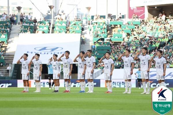 20일 오후 4시 30분 전주월드컵경기장에서 치러진 전북현대와의 하나은행 K리그1 2025 30라운드 경기에서 김천상무 선수단이 득점 후 거수 경례 세리머니 중이다. /사진=한국프로축구연맹