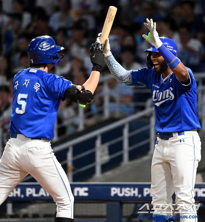 짜릿한 홈런의 기쁨을 만끽하는 두 남자