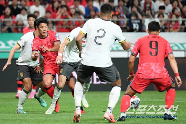 11일 서울월드컵경기장에서 열린 2026 FIFA 북중미 월드컵 2차 예선 대한민국과 중국의 경기. 황희찬이 돌파를 시도하고 있다. 상암=박재만 기자 pjm@sportschosun.com/2024.06.11/