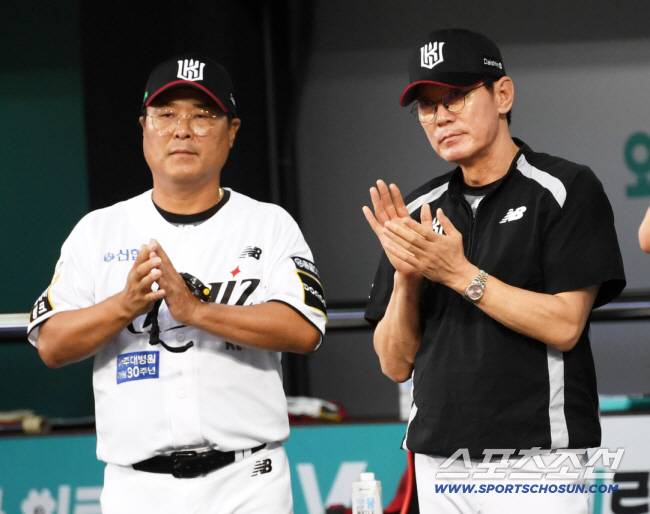 22일 수원KT위즈파크에서 열린 KBO리그 KT 위즈와 키움 히어로즈의 경기. KT 김태균 수석과 이강철 감독이 선수들을 독려하고 있다. 수원=박재만 기자 pjm@sportschosun.com/2024.08.22/