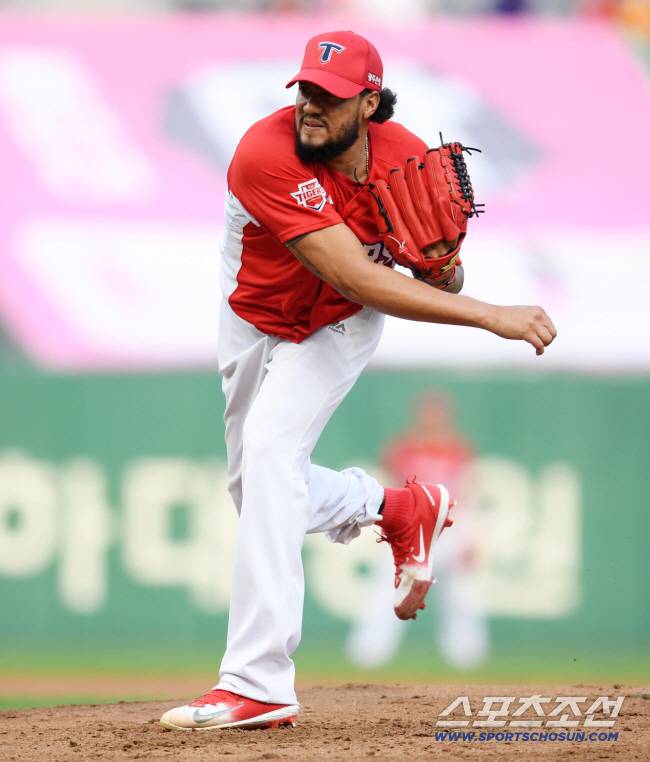 SK 와이번스와 KIA 타이거즈의 2018 KBO 리그 경기가 12일 인천 SK행복드림구장에서 열렸다. KIA 선발투수 헥터가 힘차게 공을 던지고 있다.

인천=허상욱 기자 wook@sportschosun.com/2018.08.12/