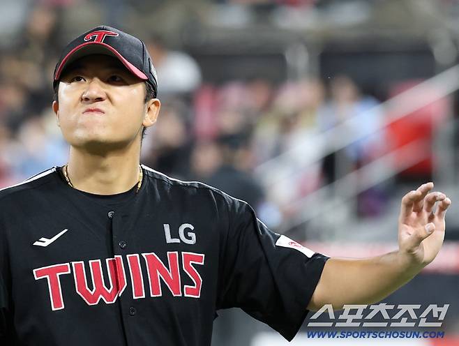 18일 수원 케이티위즈파크에서 열린 KT와 LG의 더블헤더 2차전. 6회 투구를 마치고 마운드를 내려오는 LG 선발 송승기. 수원=송정헌 기자songs@sportschosun.com/2025.09.18/