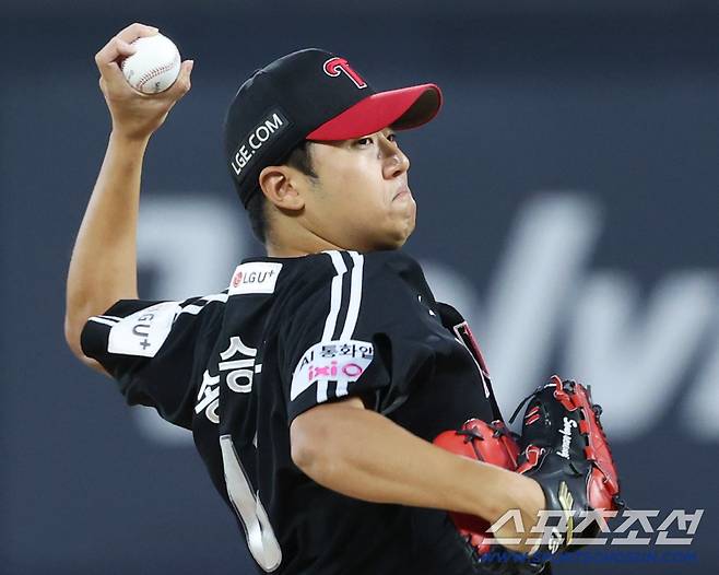 18일 수원 케이티위즈파크에서 열린 KT와 LG의 더블헤더 2차전. 투구하고 있는 LG 선발 송승기. 수원=송정헌 기자songs@sportschosun.com/2025.09.18/