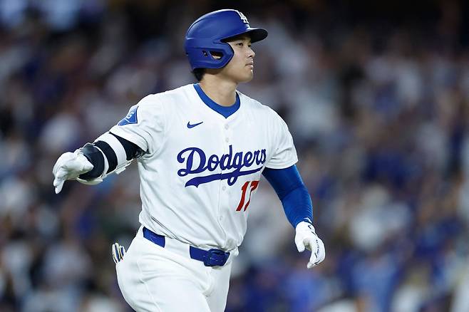 오타니 쇼헤이가 5회말 좌월 3점포를 날린 뒤 타구를 바라보고 있다. AFP연합뉴스