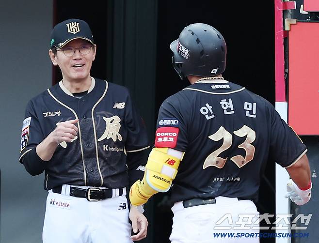 20일 수원 케이티위즈파크에서 열린 KT와 한화의 경기. 1회말 KT 안현민이 한화 폰세를 상대로 선제 3점홈런을 날렸다. 이강철 감독과 하이파이브를 나누고 있는 안현민. 수원=송정헌 기자songs@sportschosun.com/2025.09.20/