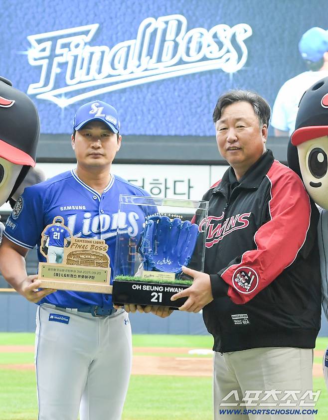 20일 잠실구장에서 열린 LG 트윈스와 삼성 라이온즈의 경기를 앞두고 오승환 은퇴 투어가 진행됐다. 오승환이 차명석 단장과 ㅁ기념촬영을 하고 있다. 잠실=박재만 기자 pjm@sportschosun.com/2025.09.20/