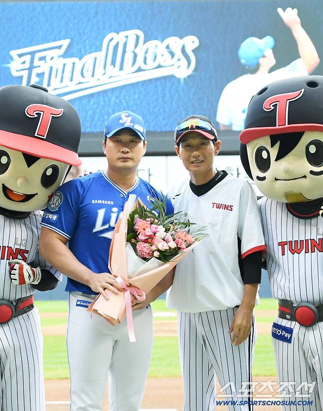 20일 잠실구장에서 열린 LG 트윈스와 삼성 라이온즈의 경기를 앞두고 오승환 은퇴 투어가 진행됐다. 오승환이 염경엽 감독과 기념촬영을 하고 있다. 잠실=박재만 기자 pjm@sportschosun.com/2025.09.20/