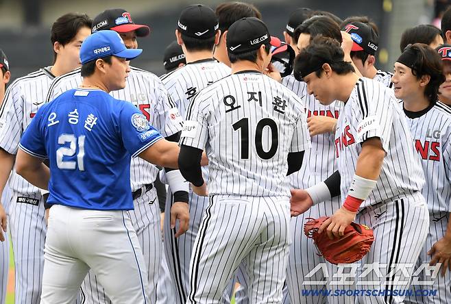 20일 잠실구장에서 열린 LG 트윈스와 삼성 라이온즈의 경기를 앞두고 오승환 은퇴 투어가 진행됐다. 오승환과 LG 선수들과 인사를 나누고 있다. 잠실=박재만 기자 pjm@sportschosun.com/2025.09.20/