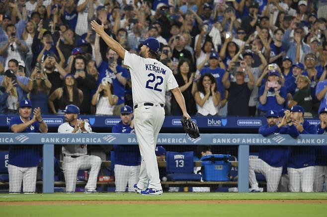 클레이튼 커쇼가 5회 1사후 마운드를 내려오며 기립박수를 보내는 팬들을 향해 손을 들어 답하고 있다. UPI연합뉴스