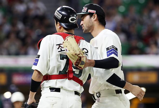 포수 조형우와 대화하는 화이트(오른쪽). 사진=SSG 랜더스