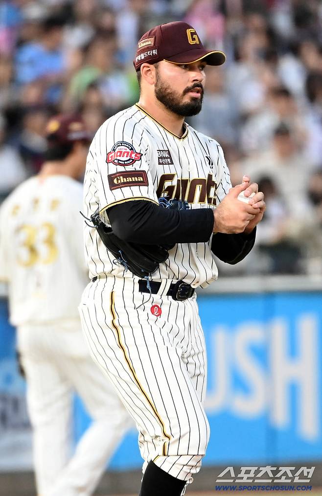 20일 부산 사직야구장에서 열린 키움과 롯데의 경기, 4회초 1사 1,2루 롯데 감보아가 키움 어준서에 1타점 2루타를 내주며 아쉬워하고 있다. 부산=허상욱 기자wook@sportschosun.com/2025.09.20/