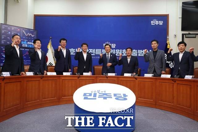 정청래(왼쪽에서 다섯 번째) 민주당 대표가 호남발전특별위원회(호남특위) 활동에 힘을 싣고 있다. 사진은 정 대표와 당 호남특위 위원들. /뉴시스