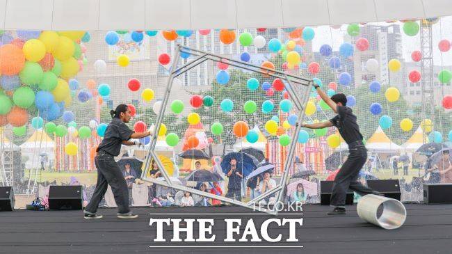 2025 과천공연예술축제 231과 서남재 '혼둘혼둘' 공연 모습./과천시