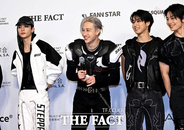 현진, 방찬, 한, 아이엔(왼쪽부터)이 웃음을 짓고 있다.