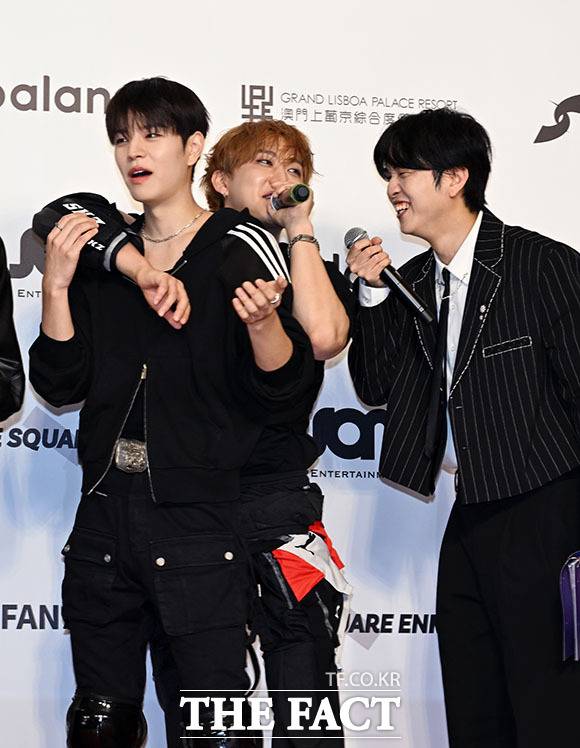 승민(왼쪽)과 창빈이 방송인 유재필과 인터뷰를 하고 있다. /이효균 기자