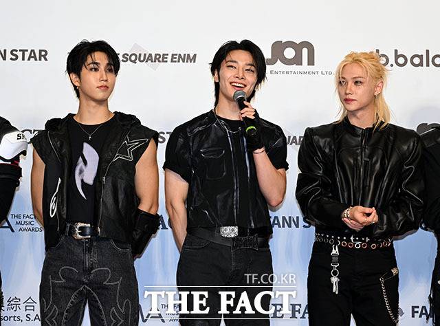 소감 밝히는 한, 아이엔, 필릭스(왼쪽부터)