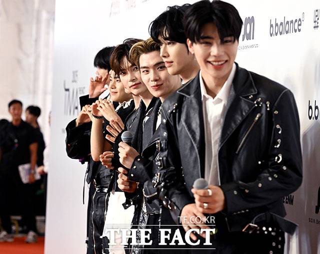 밝은 표정의 그룹 제로베이스원.